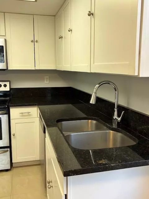 Riviera Beach, FL 33404,2936 Lake Shore DR 101