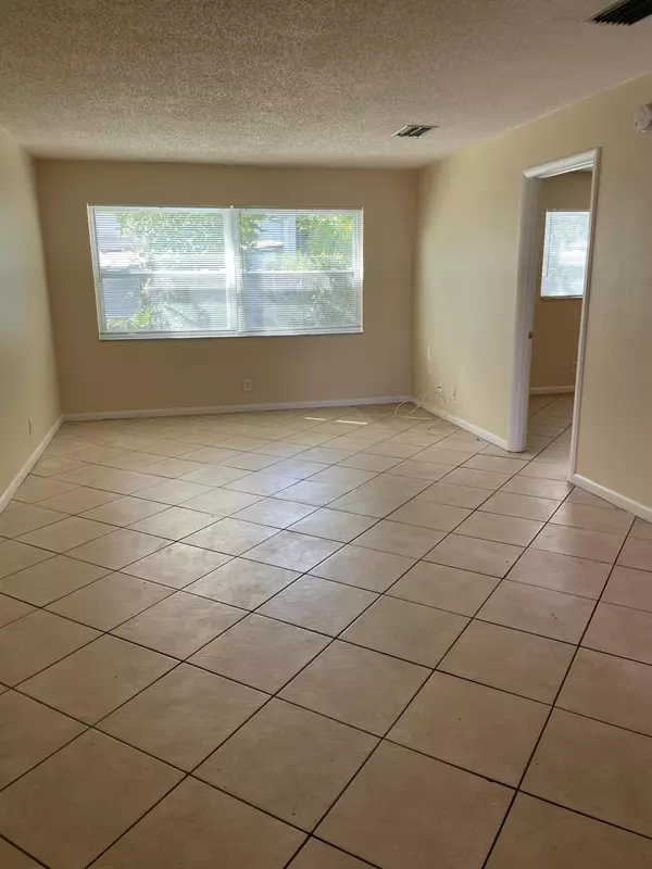 Lantana, FL 33462,420 W Palm ST 2