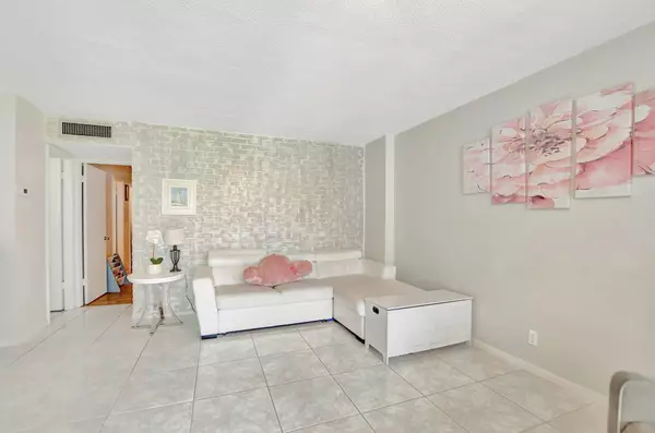 Deerfield Beach, FL 33441,400 SE 10th ST 210