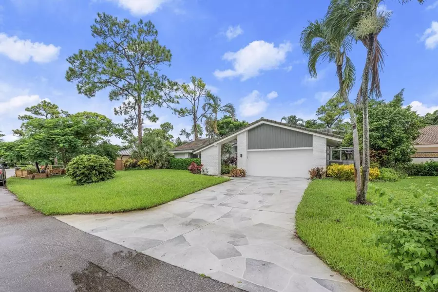 812 Foxpointe CIR, Delray Beach, FL 33445