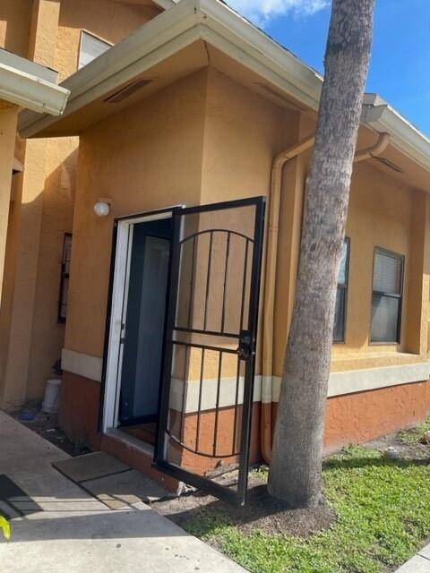 2551 NW 56th AVE 2-20, Lauderhill, FL 33313