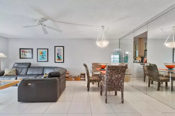 Delray Beach, FL 33446,6936 Huntington LN 304