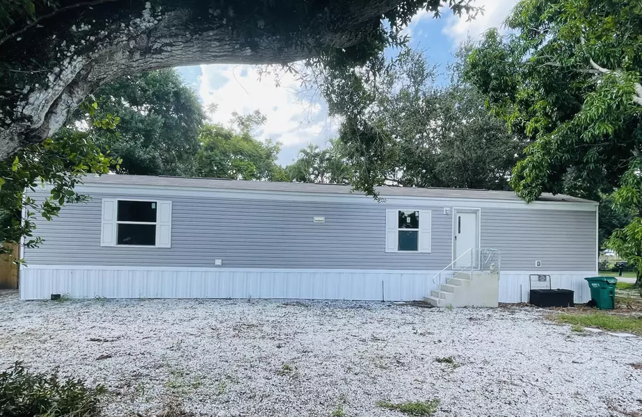 4911 Deanna LN, Fort Pierce, FL 34946