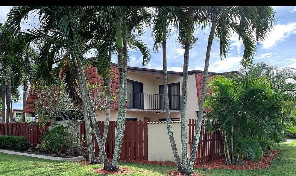 3933 Victoria DR, West Palm Beach, FL 33406