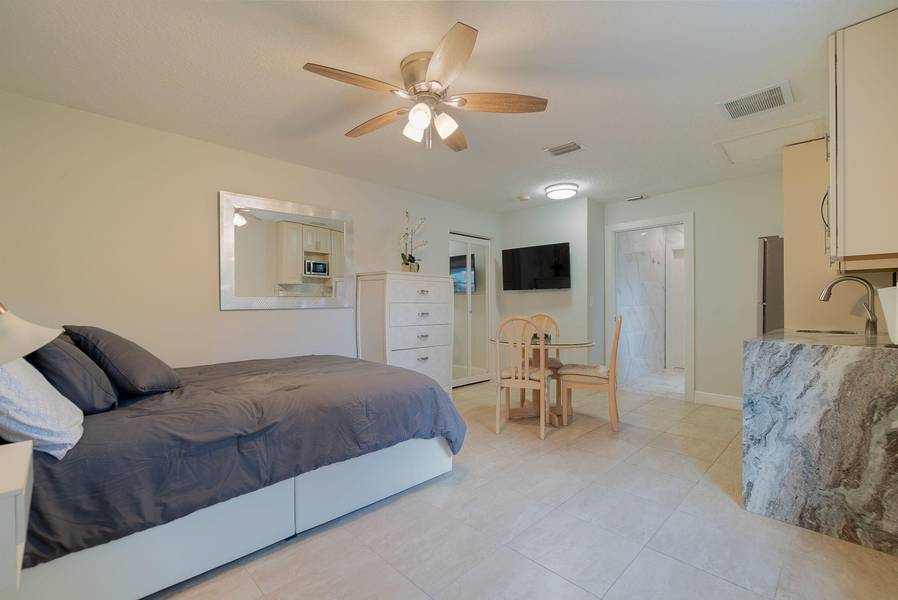 13660 Folkestone CT Studio, Wellington, FL 33414