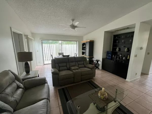 Boynton Beach, FL 33436,172 Meadows DR