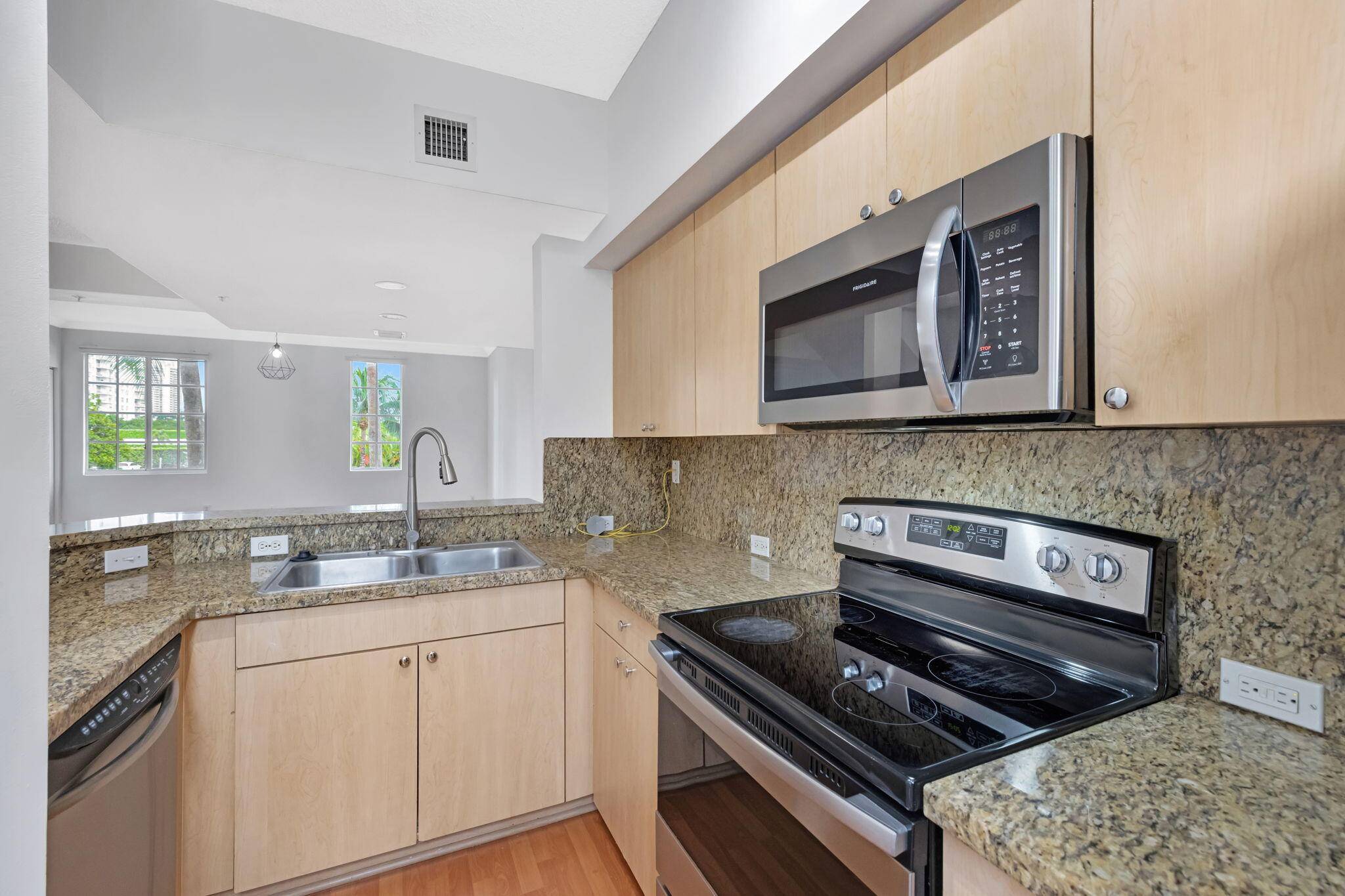 Aventura, FL 33180,2911 NE 185th ST 2103