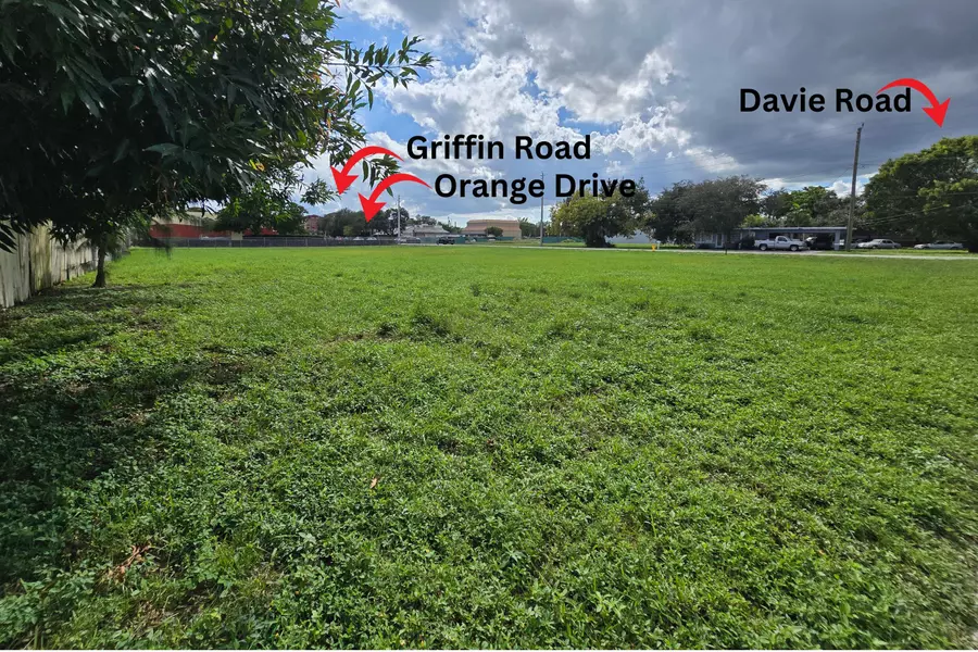 63 SW Sw AVE, Davie, FL 33314