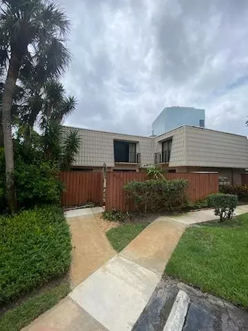 1700 Embassy DR 404, West Palm Beach, FL 33401