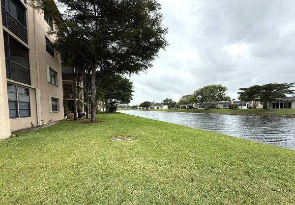 150 Lake Nancy LN 124, West Palm Beach, FL 33411