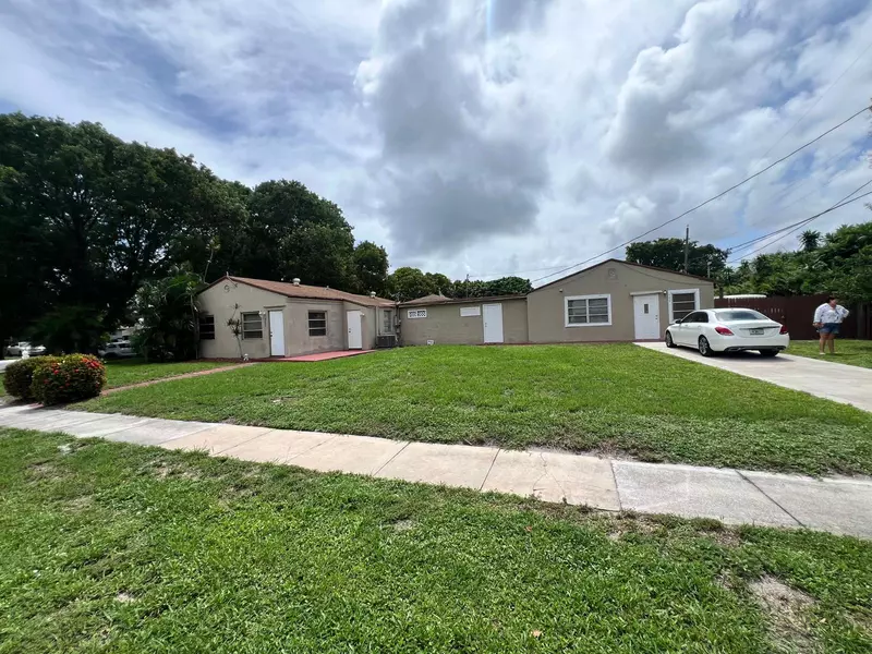 702 Fernwood DR, West Palm Beach, FL 33405