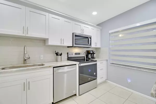 North Palm Beach, FL 33408,155 Yacht Club DR 204