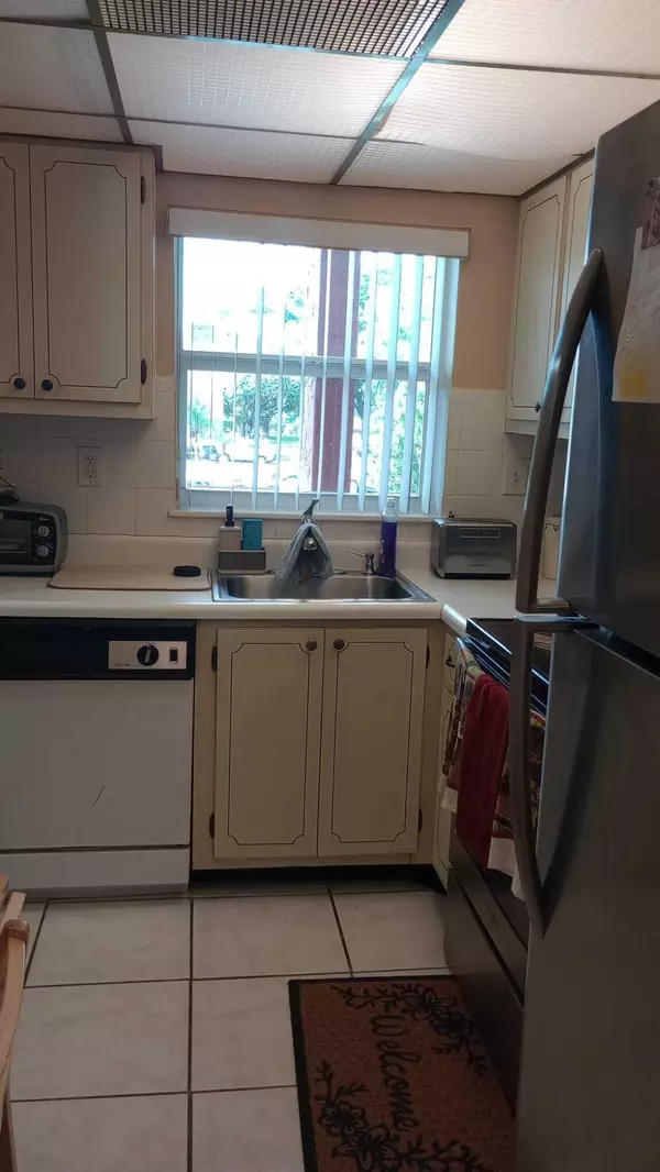 Sunrise, FL 33322,9601 Sunrise Lakes BLVD 210