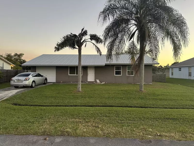 956 SE Browning AVE, Port Saint Lucie, FL 34953