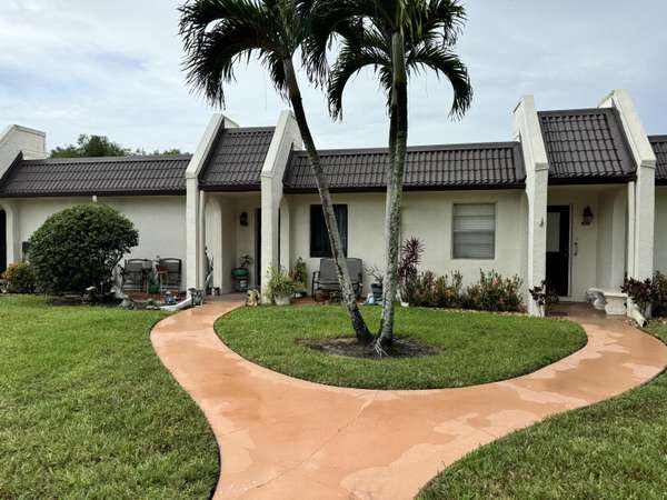 163 Lake Susan LN, West Palm Beach, FL 33411