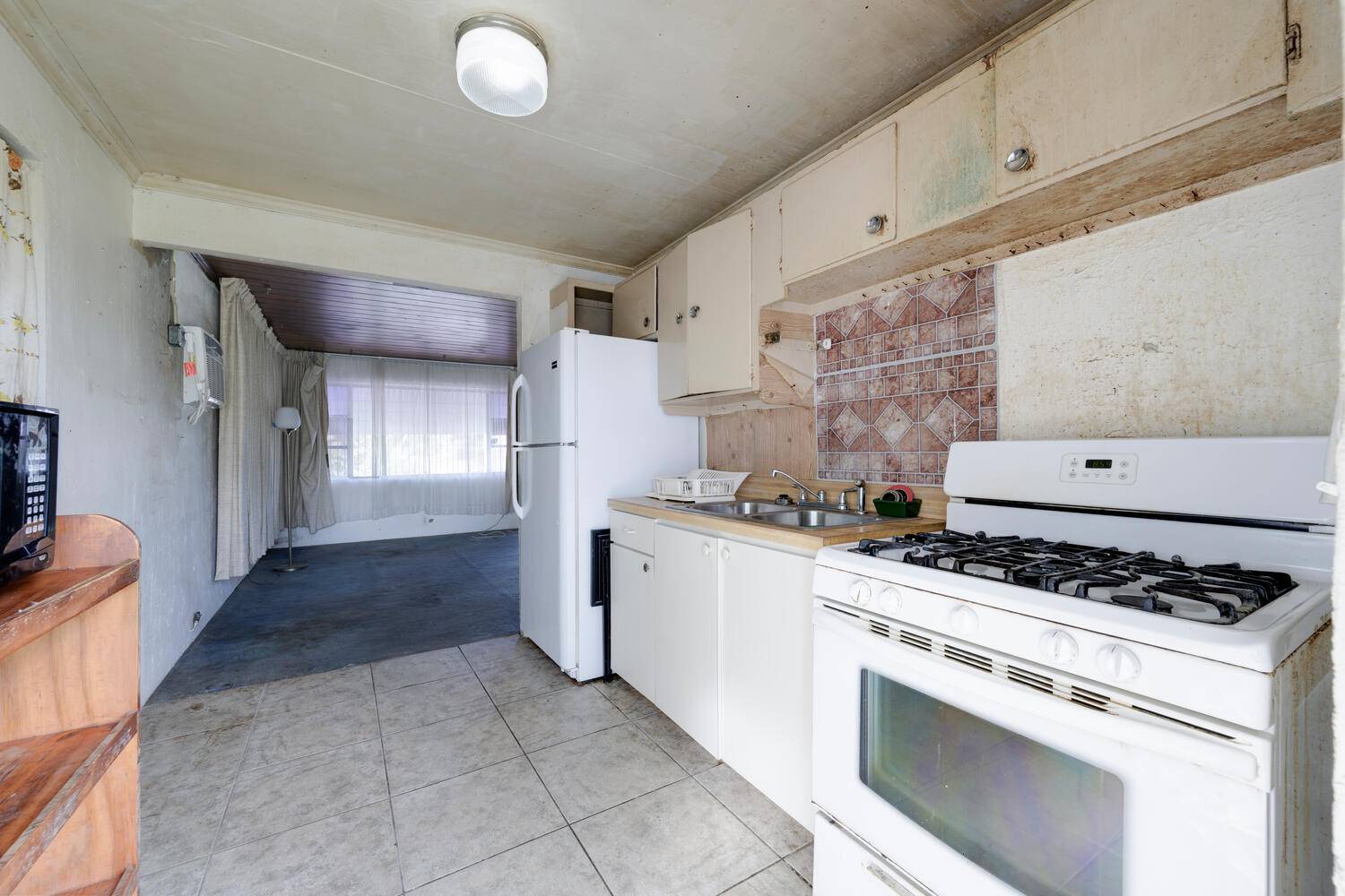 Riviera Beach, FL 33404,1465 W 28th ST