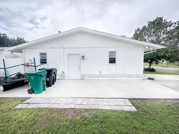 Port Saint Lucie, FL 34983,879 SW Goodrich ST