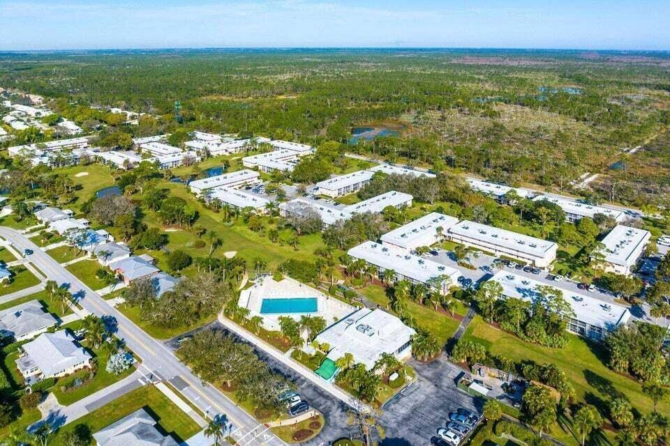 18081 SE Country Club DR Bldg 10 Unit 100, Tequesta, FL 33469