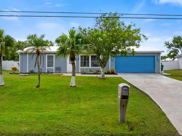 562 SW Violet AVE, Port Saint Lucie, FL 34983