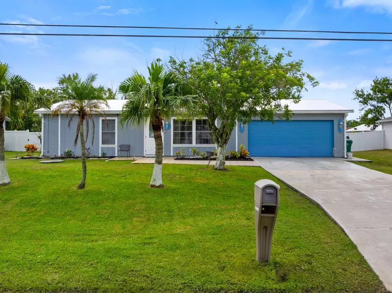 562 SW Violet AVE, Port Saint Lucie, FL 34983