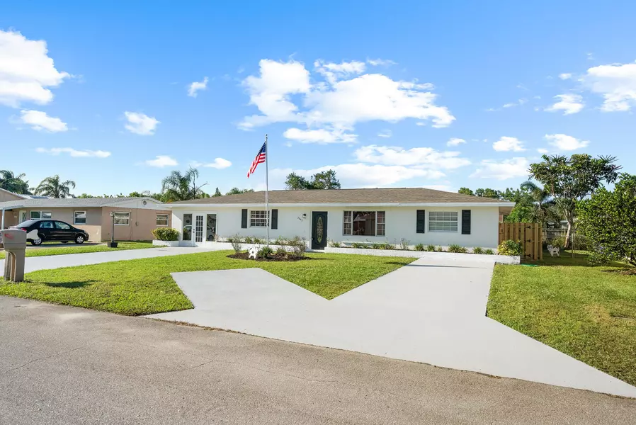 2047 SE Monroe ST, Stuart, FL 34997