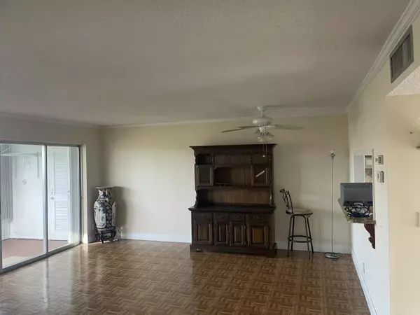 Palm Springs, FL 33461,725 Lori DR 406