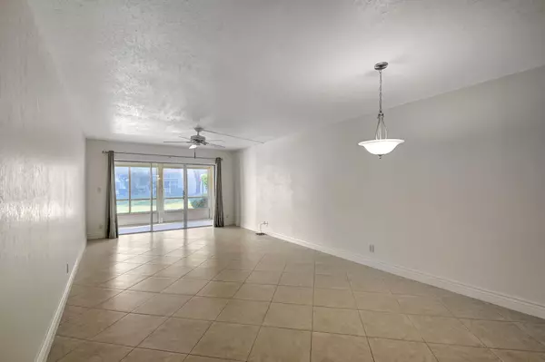 3186 Via Poinciana 112, Lake Worth, FL 33467