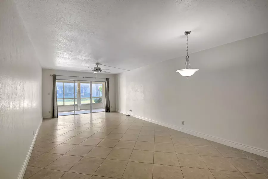 3186 Via Poinciana 112, Lake Worth, FL 33467