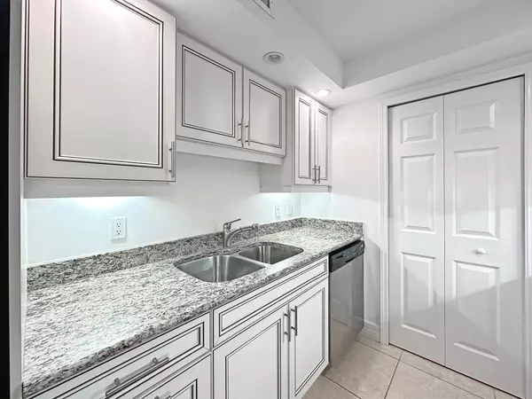Singer Island, FL 33404,3000 N Ocean DR 19-B