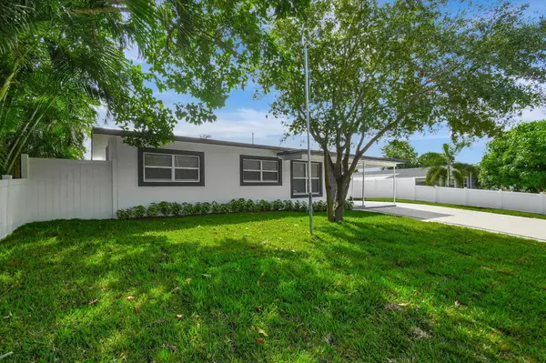 Lantana, FL 33462,1008 W Perry ST