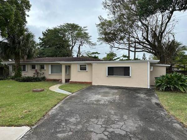 2740 NW 9th LN, Wilton Manors, FL 33311