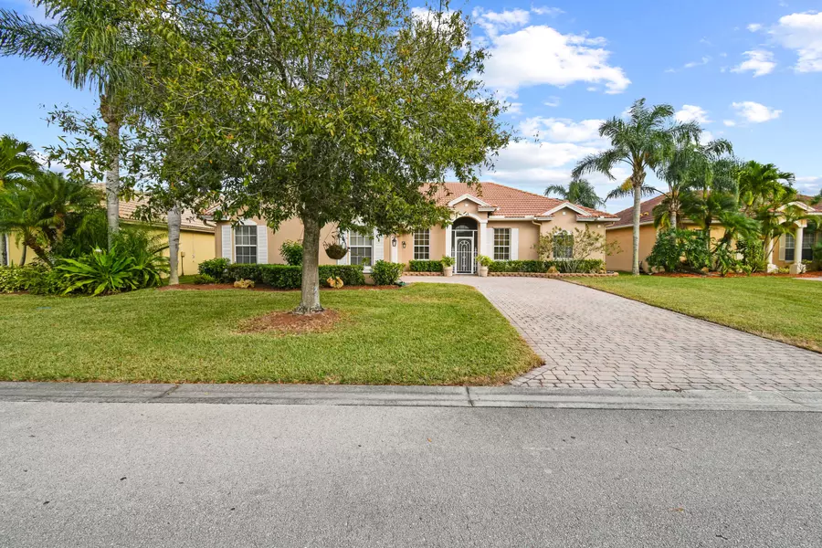 417 NW Dover CT, Port Saint Lucie, FL 34983