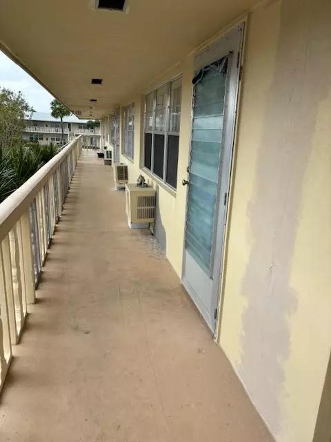 55 Kingswood C, West Palm Beach, FL 33417