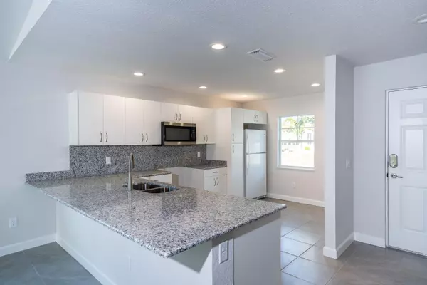 Port Saint Lucie, FL 34952,4 Elena LN