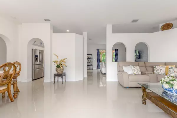 Port Saint Lucie, FL 34953,308 SW Egret LNDG