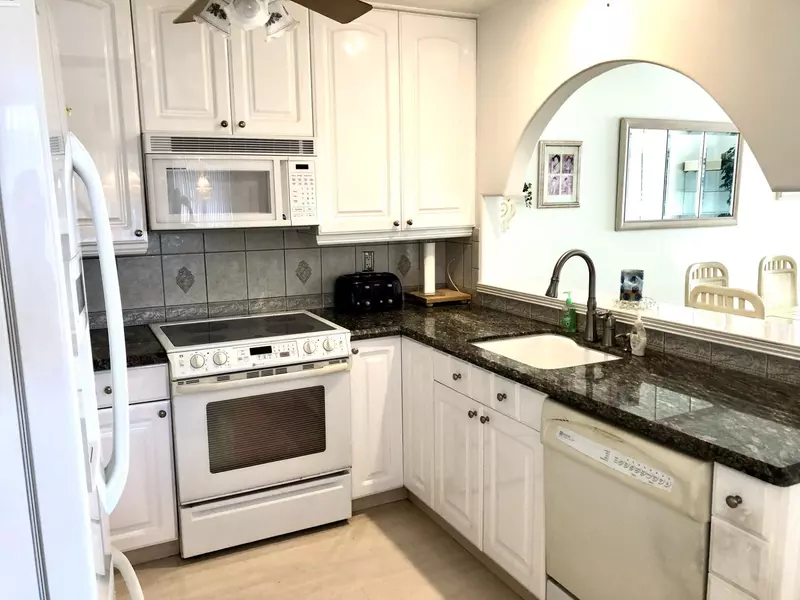 7633 S Tahiti Lane 204, Lake Worth, FL 33467