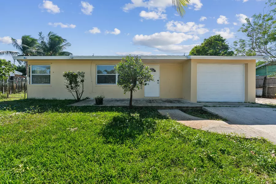 2044 SW 12th CT, Delray Beach, FL 33445