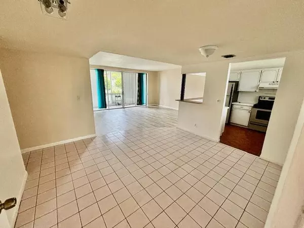 2528 S Boundbrook DR 107, West Palm Beach, FL 33406