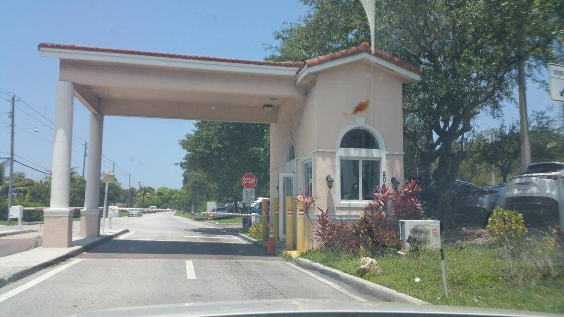 Miami Gardens, FL 33169,20400 NW 7th AVE 204