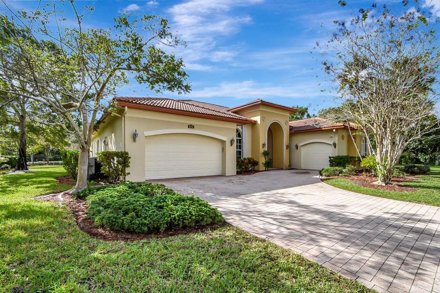 8123 Woodslanding TRL, West Palm Beach, FL 33411