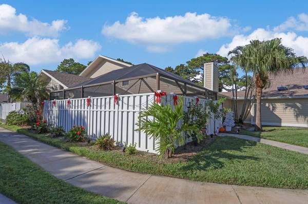 102 Summerwinds LN, Jupiter, FL 33458