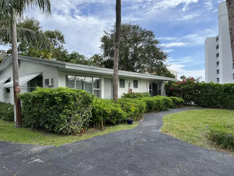 221 E Lantana RD 8, Lantana, FL 33462