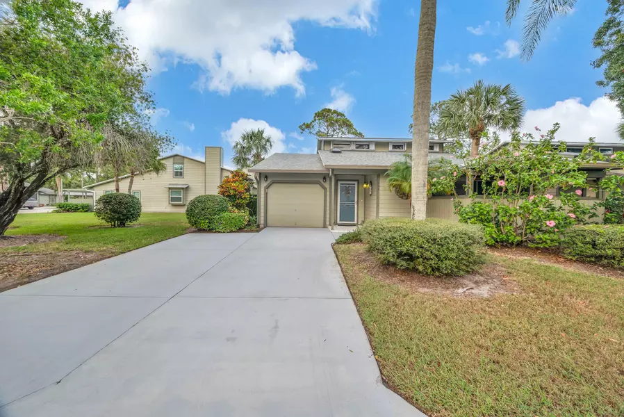 695 NE Dahoon TER, Jensen Beach, FL 34957