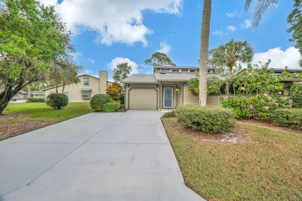 695 NE Dahoon TER, Jensen Beach, FL 34957