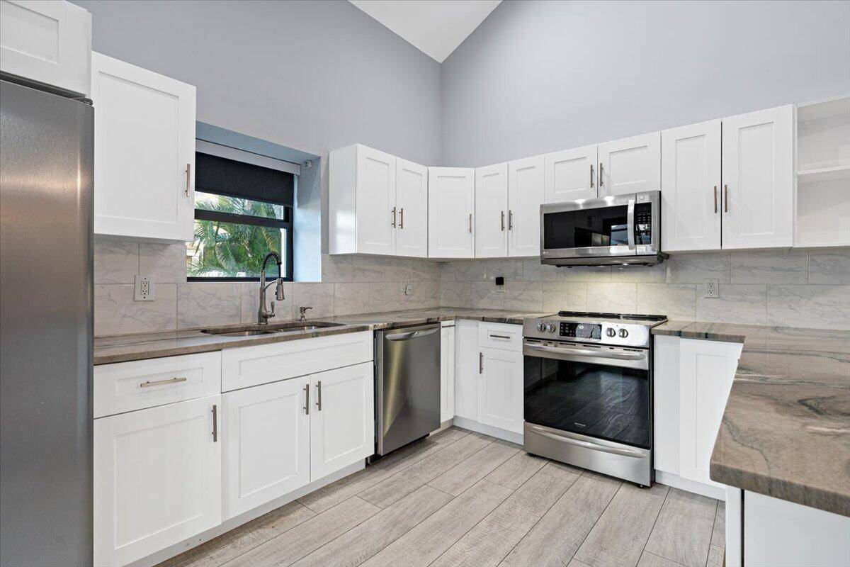 302 Summerwinds LN, Jupiter, FL 33458