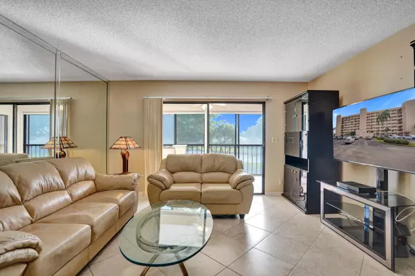 Delray Beach, FL 33446,7076 Huntington LN 206