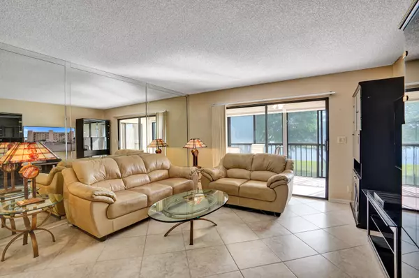 Delray Beach, FL 33446,7076 Huntington LN 206