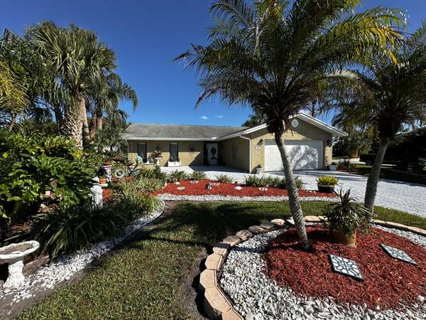 1417 SE Cambridge DR, Port Saint Lucie, FL 34952