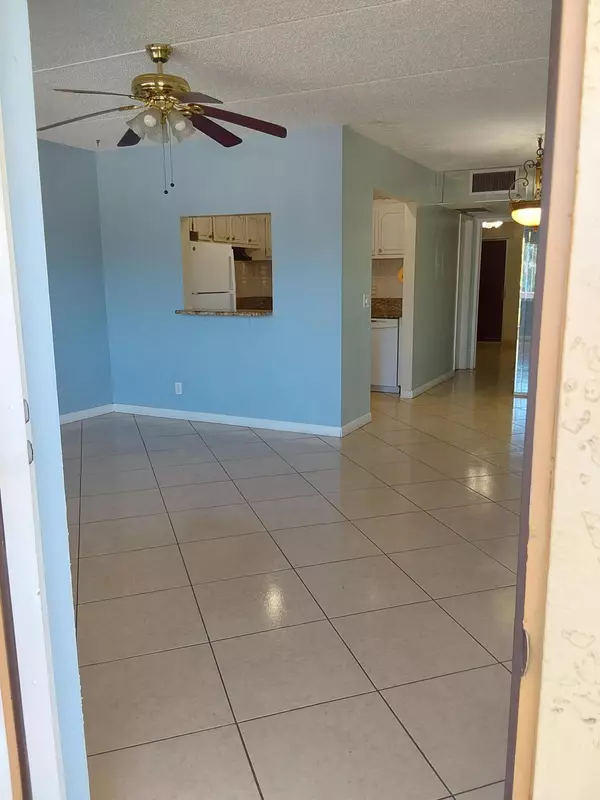 Palm Springs, FL 33461,100 Village Green CIR B203