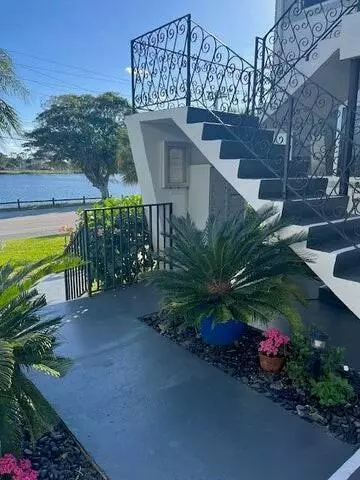 302 Lake Osborne DR 19, Lake Worth, FL 33461